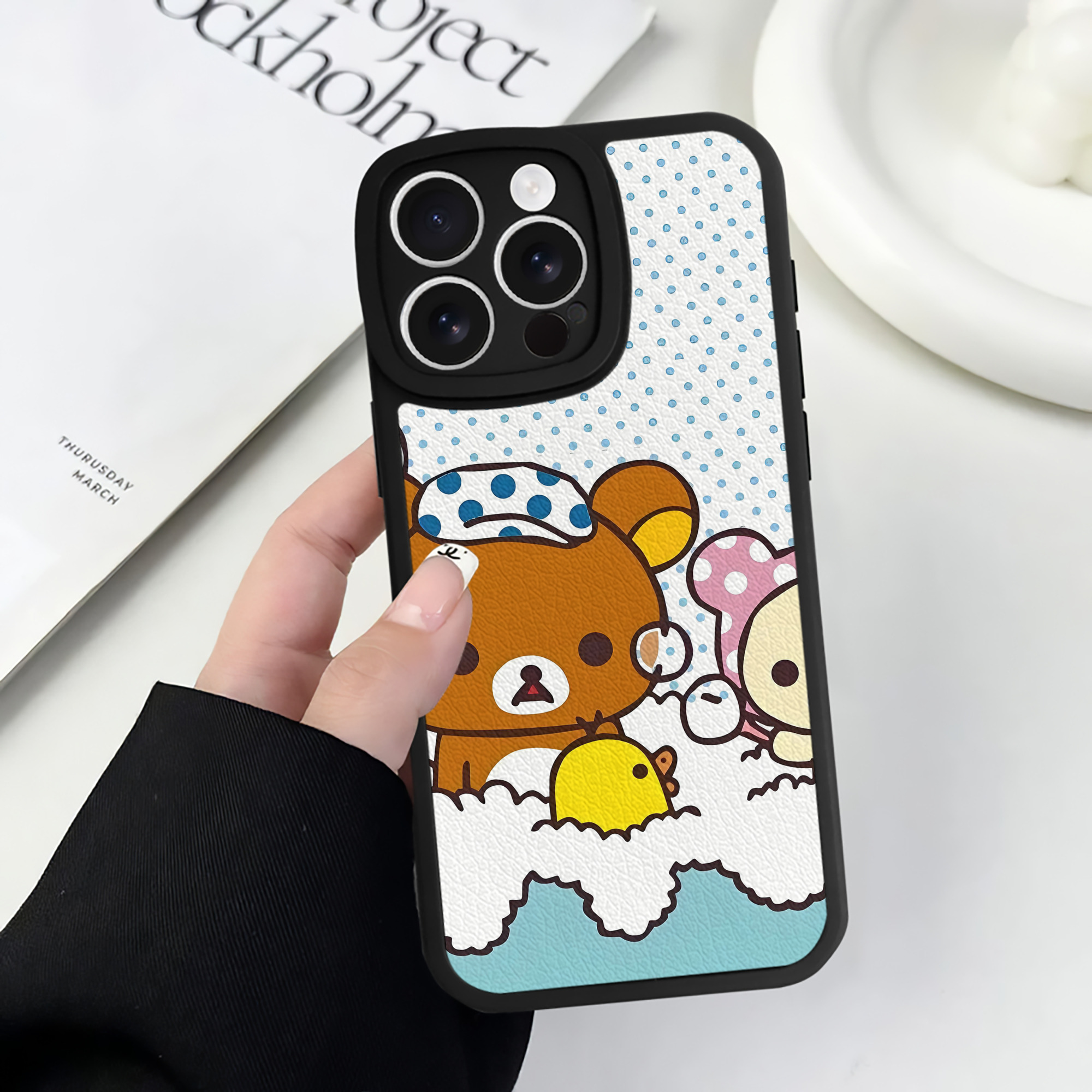 （画像用） リラックマ リラックマ キイロイトリ Rilakkuma Korilakkuma Kiiroitori 【iPhone 16シリーズ対応】シリコンスマホケース（レザー調） 材質：シリコン